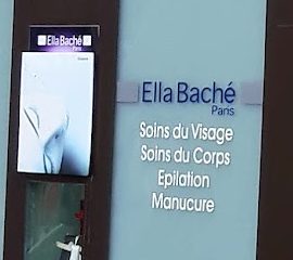 Vitrine dépolie listant soins du visage, soins du corps, épilation et manucure.